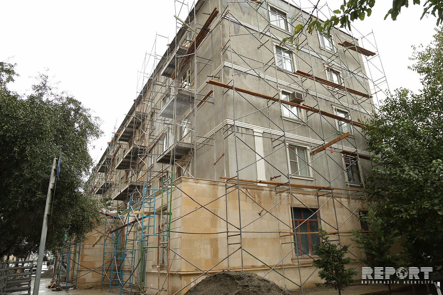 Bakının bu küçələrində   balkonlar sökülür (FOTO)